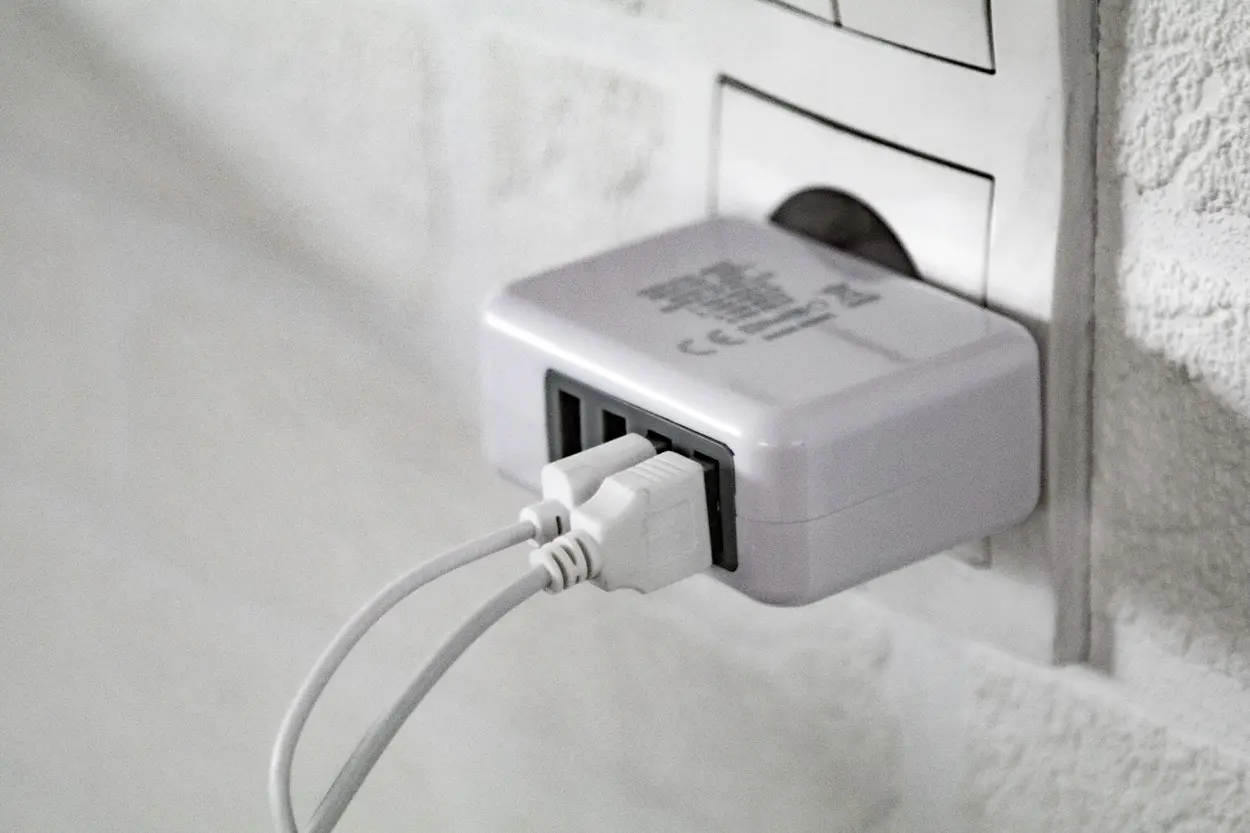 USB zidni punjač Bovin AP781162 white 28×85×66 mm-1