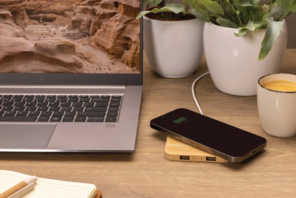 Bežični punjač od bambusa 10 W s USB-om P308.37 brown-6