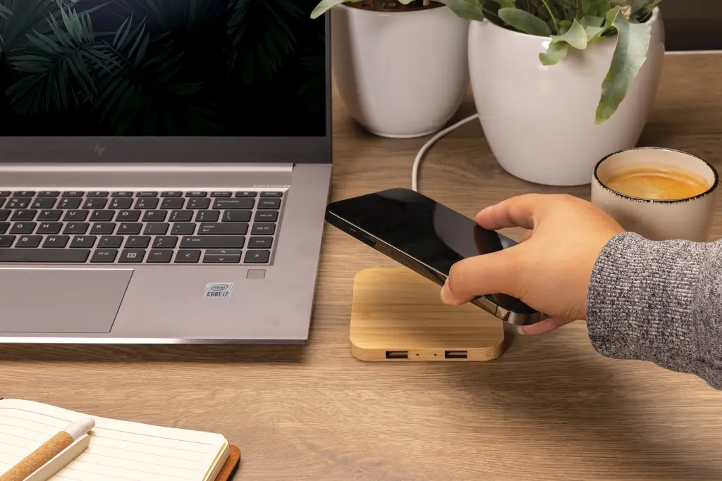 Bežični punjač od bambusa 10 W s USB-om P308.37 brown-7