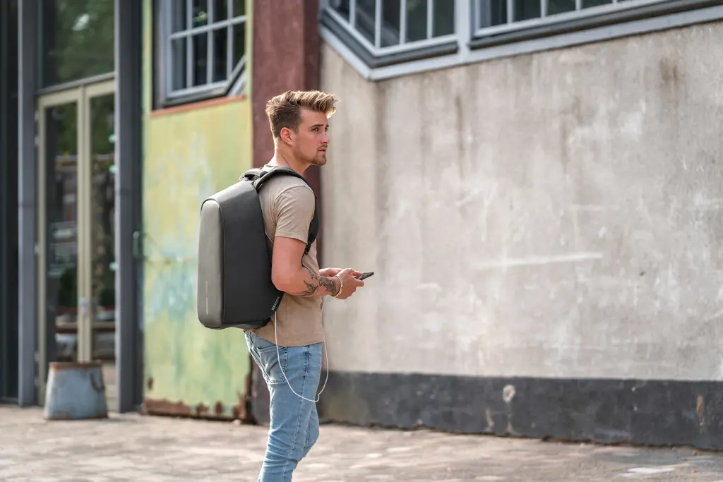 Ruksak Bobby Hero Regular sa zaštitom od krađe P705.29 black-22