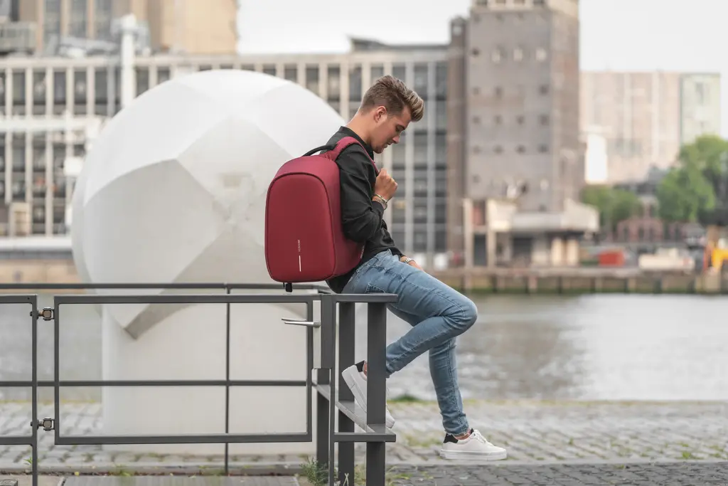 Ruksak Bobby Hero Regular sa zaštitom od krađe P705.29 red-21