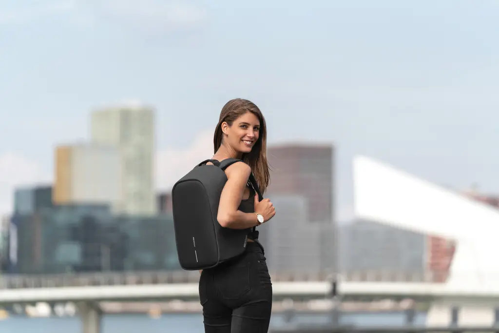 Ruksak Bobby Hero Small sa zaštitom od krađe P705.70 black-16