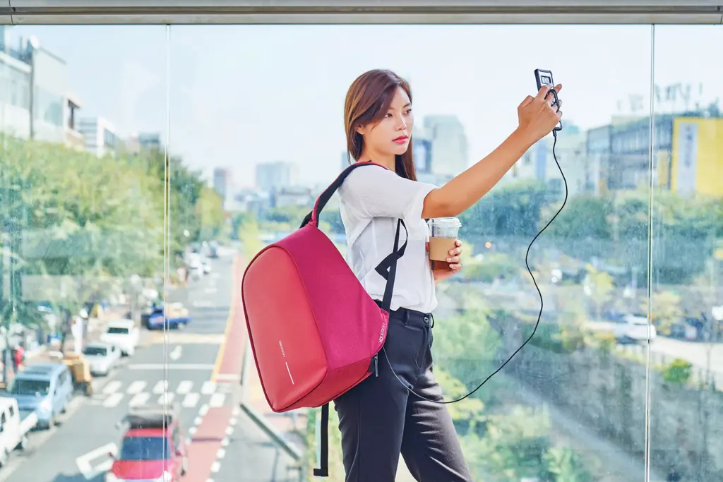 Ruksak Bobby Hero Small sa zaštitom od krađe P705.70 red-23