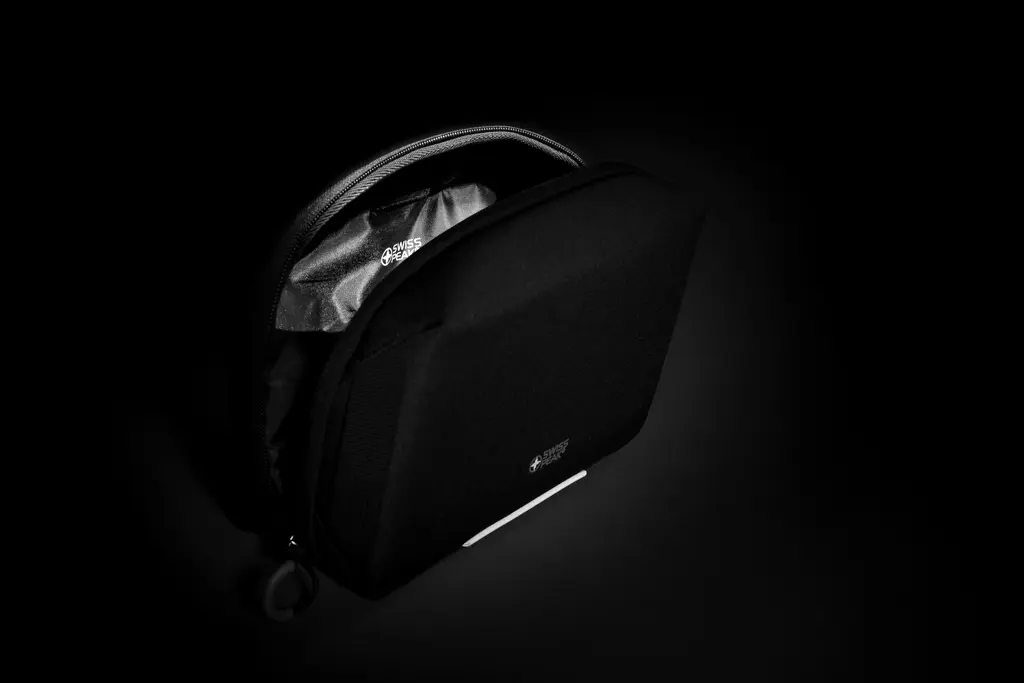 Torbica s puno pretinaca Swiss Peak AWARE™ P820.39 black-7