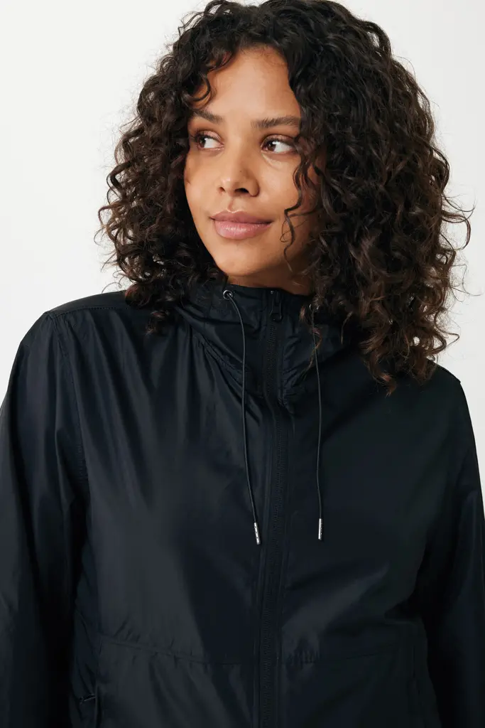 Iqoniq Logan lagana jakna od recikliranog poliestera T9701 black 4XL-32