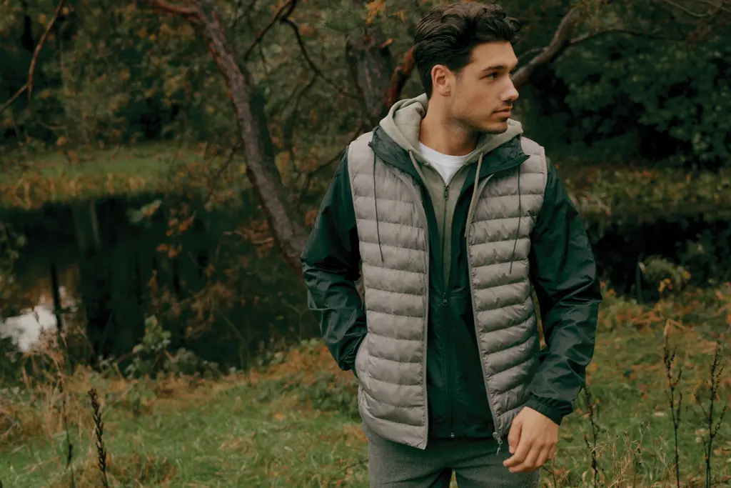 Iqoniq Logan lagana jakna od recikliranog poliestera T9701 black 4XL-46