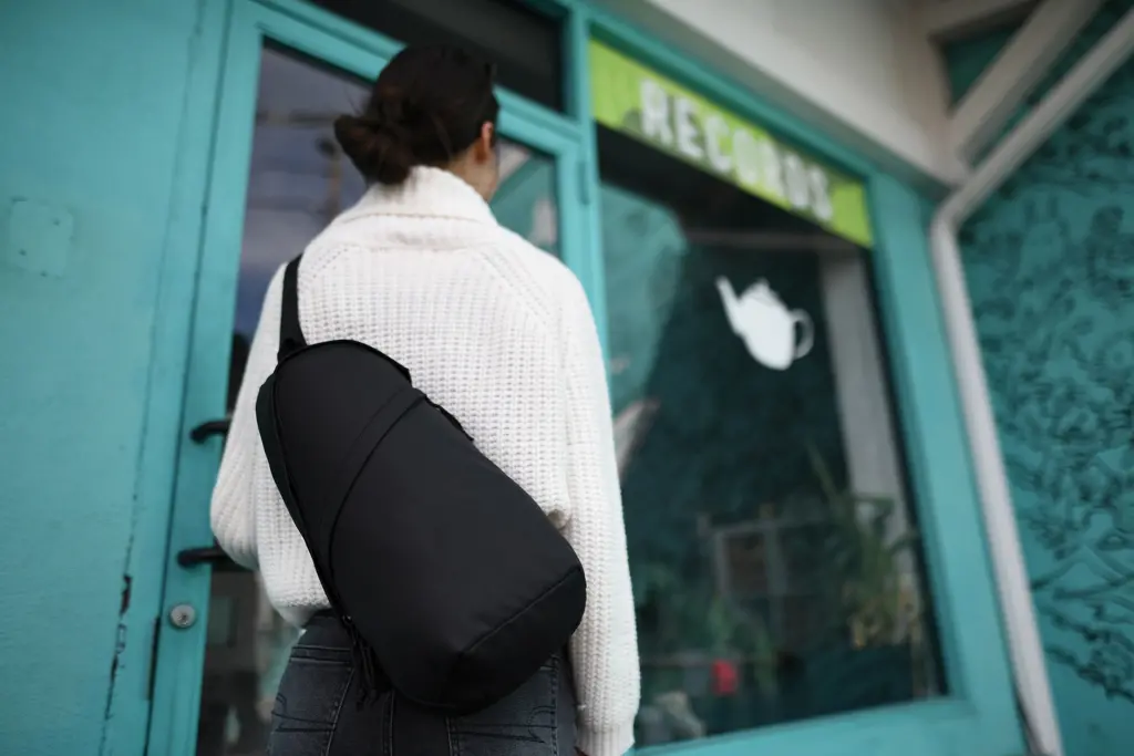 Renew AWARE™ torbica 100805 black-15