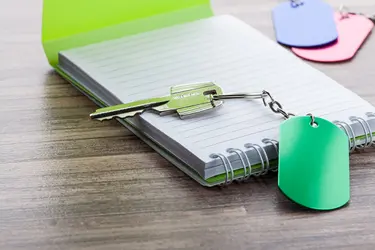 Privjesak za ključeve Wardim AP741192 green 29×54×1 mm-3