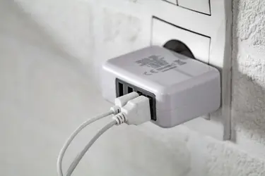 USB zidni punjač Bovin AP781162 white 28×85×66 mm-1