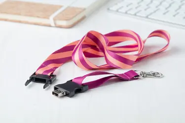 Vezica za akreditaciju CUSTOM MADE Subyard USB AP718179 white 8GB-4
