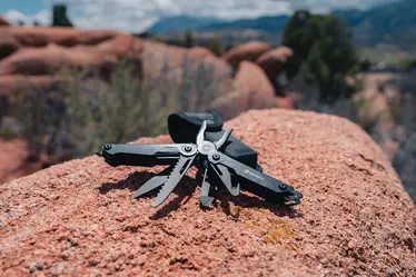 višenamjenski alat s kliještima Gear X P221.25 black-19