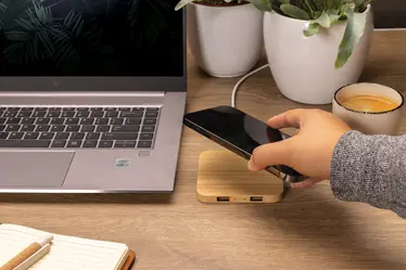 Bežični punjač od bambusa 10 W s USB-om P308.37 brown-7