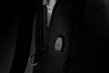 Ruksak za laptop RFID i USB Swiss Peak AWARE™ P763.16 black-12 Ruksak za laptop RFID i USB Swiss Peak AWARE™ P763.16 black-12